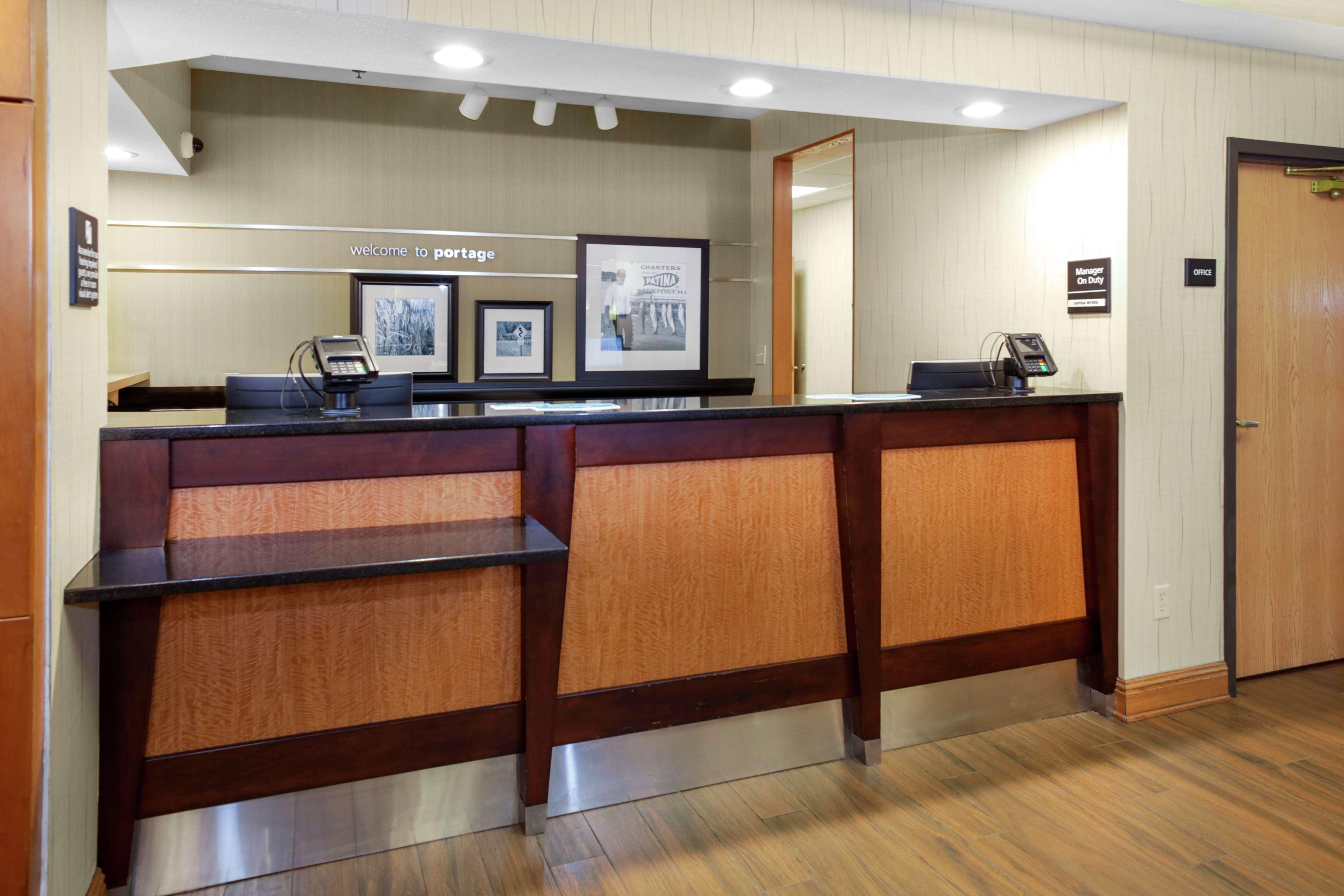 Hampton Inn Portage Bagian luar foto